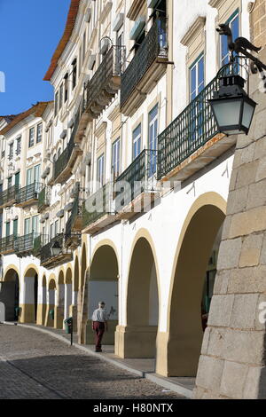 EVORA, PORTOGALLO: casa tipica delle facciate e portici di Piazza Giraldo con un drago a forma di lampada di strada in f Foto Stock