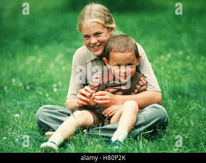 Kalle Blomquist: Sein neuester cade (KALLE BLOMKVIST OCH RASMUS) SWE 1997, Regie: Göran Carmback, JOSEFIN cara, WILLIAM SVEDBERG, Stichwort: Wiese, Gras, Kinder Foto Stock