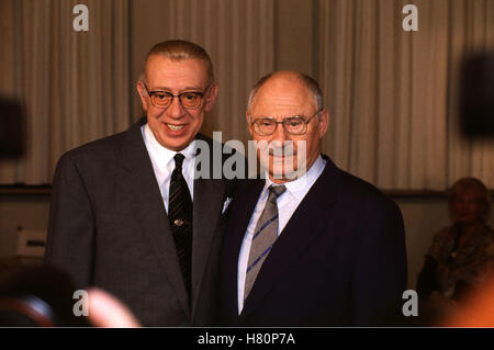 Derrick: Das Abschiedsgeschenk, (DERRICK: DAS ABSCHIEDSGESCHENK), D 1997, Regie: Dietrich Haugk, HORST TAPPERT, ROLF SCHIMPF Foto Stock