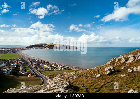 Visualizza W da terrazze inferiore del Little Orme di the Great Orme promontorio calcareo, Llandudno town, il lungomare e al molo. Foto Stock