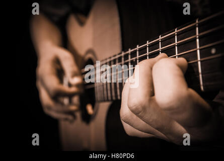 Close up di mani sulle corde di una chitarra, Francia Foto Stock