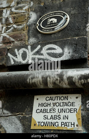 Graffiti sul ponte a Hertford Union Canal vicino a Hackney Wick. London.UK Foto Stock