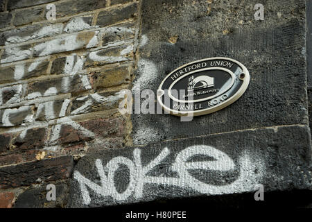 Graffiti sul ponte a Hertford Union Canal vicino a Hackney Wick. London.UK Foto Stock