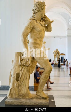 Napoli, 04 settembre: statua nel Museo Archeologico Nazionale di Napoli. Il museo contiene una vasta collezione di reperti romani Foto Stock