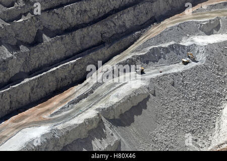 Chuquicamata, più grandi del mondo di fossa aperta miniera di rame con il suo camion di lavoro, nei pressi di Calama, Cile Foto Stock