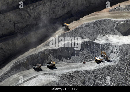 Chuquicamata, più grandi del mondo di fossa aperta miniera di rame con il suo camion di lavoro, nei pressi di Calama, Cile Foto Stock