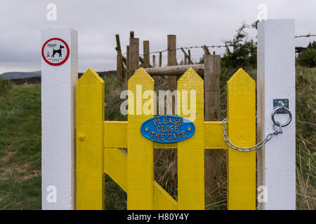 Si prega di chiudere il cancello segno su un nuovo cancello costruito vicino al villaggio di Flash, Staffordshire, Regno Unito Foto Stock