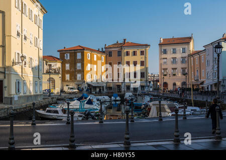 Barche ormeggiate nel porto vecchio di Muggia, Italia Foto Stock