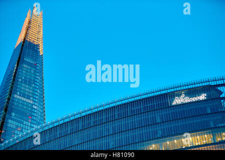 Vista generale del coccio e le News Building a Londra Foto Stock