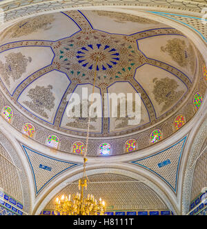 L'intonaco bianco cupola decorata con scolpito modelli islamici nella costruzione dell'ex moschea, El Kef Foto Stock
