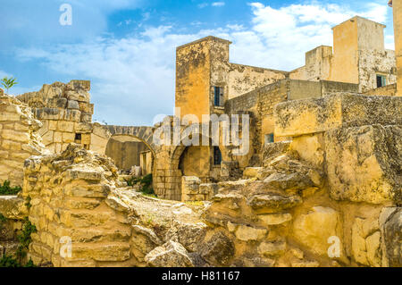 Le rovine del le cisterne bagni romani tra i quartieri residenziali di vecchi EL KEF, Tunisia. Foto Stock