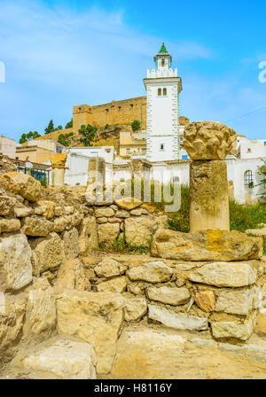 Le rovine dei Bagni Romani con il minareto alto di Sidi Ahmed Gharib moschea e la fortezza medievale sullo sfondo, El Kef, Foto Stock