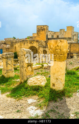 Le rovine del le cisterne colonne decorate con intagli nel sito archeologico delle Terme Romane, El Kef, Tunisia. Foto Stock