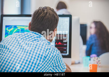 Considerato giovane programmatore codifica su computer Foto Stock