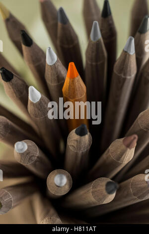 Mazzetto di legno matite di colore poste in vaso di ceramica titolare Foto Stock