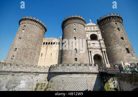 Napoli, Italia - 19 agosto: turista che visita il Castello Nouvo su agosto 19, 2013 a Napoli, Italia. Foto Stock