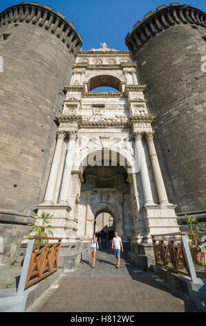 Napoli, Italia - 19 agosto: turista che visita il Castello Nouvo su agosto 19, 2013 a Napoli, Italia. Foto Stock