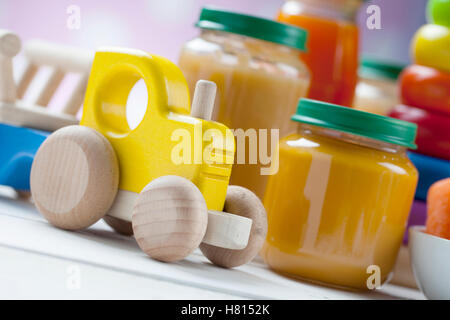 Una sana ready-made cibo per neonati su un tavolo di legno. Foto Stock