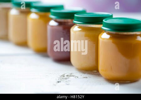 Una sana ready-made cibo per neonati su un tavolo di legno. Foto Stock