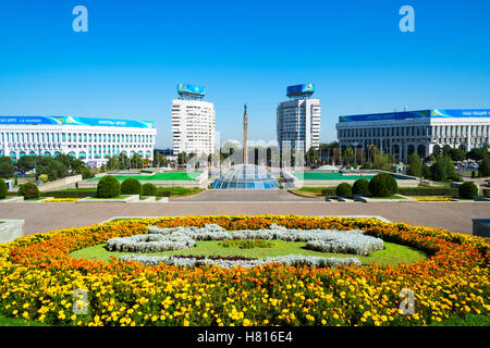 Piazza della Repubblica Park e il Monumento di indipendenza, Almaty in Kazakistan e in Asia centrale Foto Stock