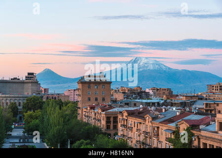 Il monte Ararat e a Yerevan visto dalla cascata di sunrise, Yerevan, Armenia, Medio Oriente e Asia Foto Stock