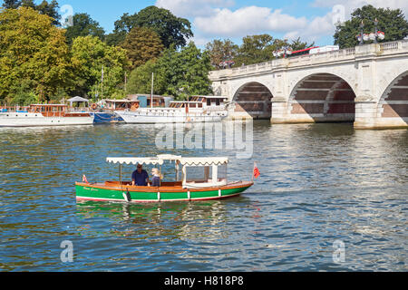 Il fiume Tamigi a Kingston upon Thames, England Regno Unito Regno Unito Foto Stock