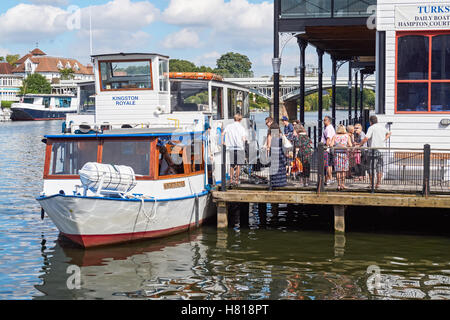 Crociere in barca sul fiume Tamigi a Kingston upon Thames, England Regno Unito Regno Unito Foto Stock