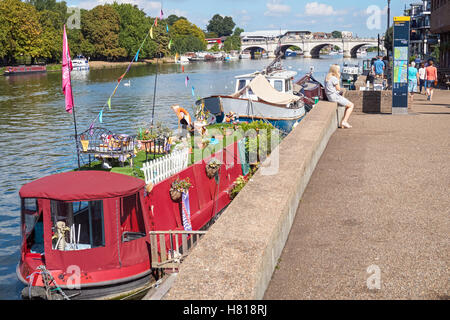 Barche sul fiume Tamigi con Kingston Bridge in background, Kingston upon Thames, England Regno Unito Regno Unito Foto Stock