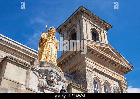 Statua di Queen Anne sulla casa mercato a Kingston upon Thames, England Regno Unito Regno Unito Foto Stock