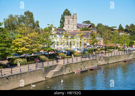 Il fiume Tamigi Embankment a Twickenham con St Marys Chiesa Parrocchiale, Londra England Regno Unito Regno Unito Foto Stock