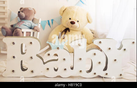 Camera da letto bianco con decorazioni blu progettato e Teddy bear è ideale sia per i ragazzi e le ragazze Foto Stock