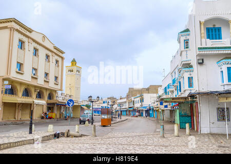 Il central shopping streetis vuoto al mattino Foto Stock