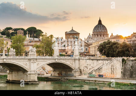 Il tramonto sulla Città del Vaticano a Roma Foto Stock