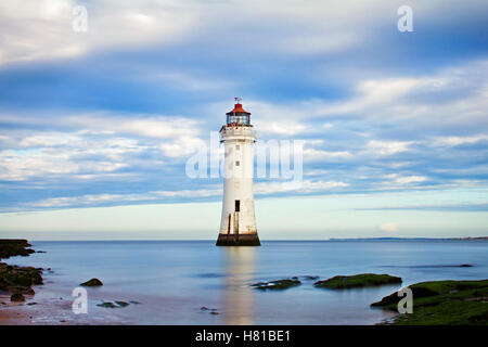 Pesce persico Rock Lighthouse, nuovo , su ancora un giorno con luce di cloud Foto Stock