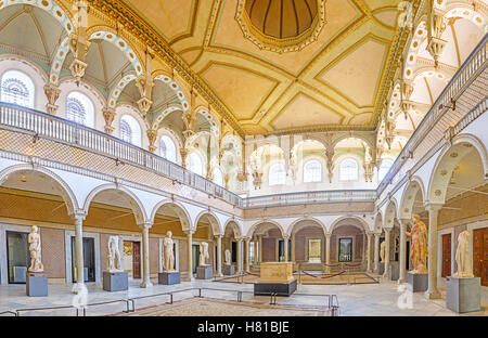 La sala di Cartagine del Bardo Museo Nazionale con conserva antiche statue in scenic arabo interno, Tunisi Foto Stock