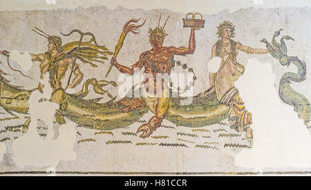 L antico mosaico raffigura il mare-dèi Ichthyocentaurs con il corpo umano e il racconto di pesce, il Museo di Bardo, Tunisi Foto Stock