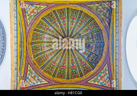 La coloratissima cupola sopra la scalinata di Bardo Museo Nazionale, decorate con dipinti floreali patterns, Tunisi Foto Stock