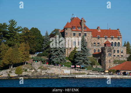 New York, Chippewa Bay, Hammond, scuro isola. Saint Lawrence Seaway vista del cantante storico castello. Proprietà rilasciato. Foto Stock