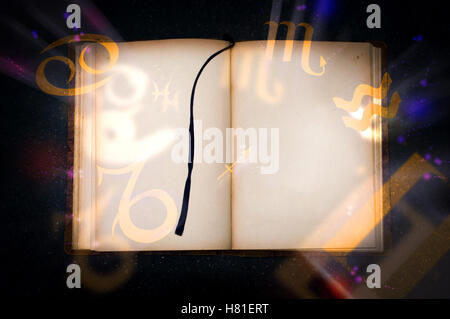 Vecchio libro magico con incandescente simboli dello zodiaco. Pagina vuota per il testo Foto Stock