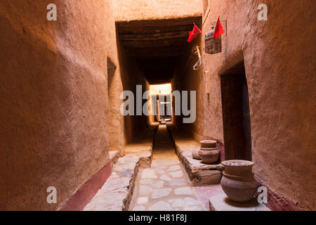 Il Marocco,Tinejdad,Todra valle,Ksar El Khorbat,a Ksar è un villaggio circondato da mura, fatta di terreno, con uno o più monumentali Foto Stock