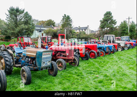 Trattori d'epoca sul display al Ballydehob evento di trebbiatura, Ballydehob, West Cork, Irlanda con copia spazio. Foto Stock