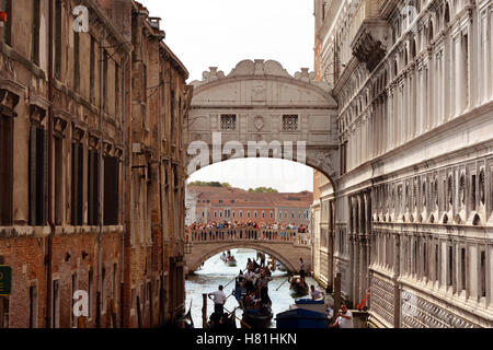 Ponte dei Sospiri oltre il rio di Palazzo della Canonica tra il Palazzo Ducale e la prigione Prigioni Nuove di Venezia in Italia. Foto Stock