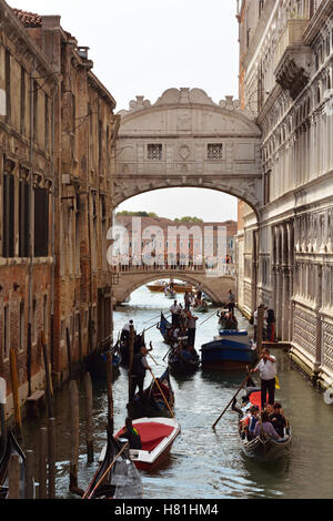 Ponte dei Sospiri oltre il rio di Palazzo della Canonica tra il Palazzo Ducale e la prigione Prigioni Nuove di Venezia in Italia. Foto Stock