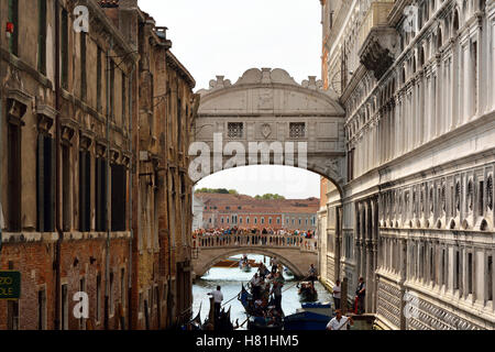 Ponte dei Sospiri oltre il rio di Palazzo della Canonica tra il Palazzo Ducale e la prigione Prigioni Nuove di Venezia in Italia. Foto Stock