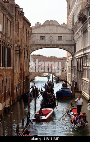 Ponte dei Sospiri oltre il rio di Palazzo della Canonica tra il Palazzo Ducale e la prigione Prigioni Nuove di Venezia in Italia. Foto Stock