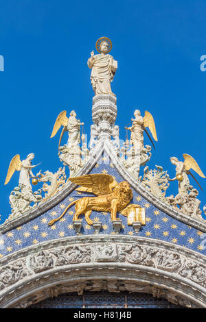 Venezia, Provincia di Venezia, regione Veneto, Italia. Statua di San Marco, patrono di Venezia, circondato da angeli. Foto Stock