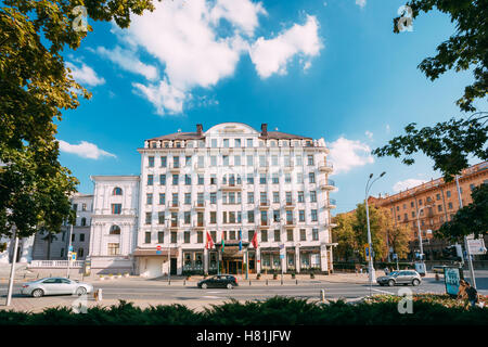 Minsk, Bielorussia. Facciata e Streetdoor dell edificio Art Nouveau di Praga Hotel Europa d'Europa sulla strada internazionale In Summ Foto Stock