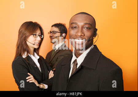 Maschio e femmina con cuffie per telefono su Foto Stock