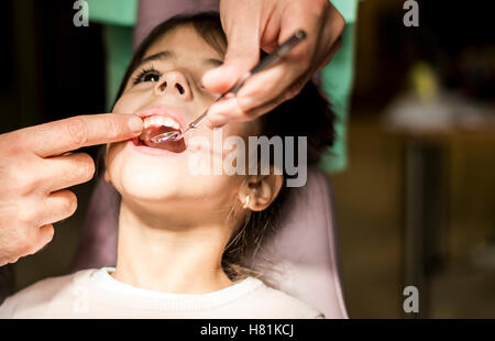 Vista in bambina presso il dentista checkup Foto Stock
