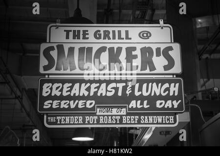 Reading Terminal Market, shop segno, il Grill Smucker, Philadelphia, Pennsylvania, STATI UNITI D'AMERICA Foto Stock